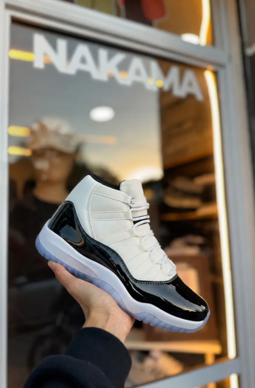 JORDAN 11 BLANCAS CON AZUL