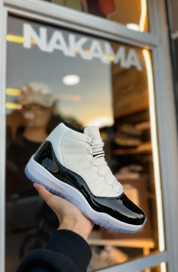 JORDAN 11 BLANCAS CON AZUL