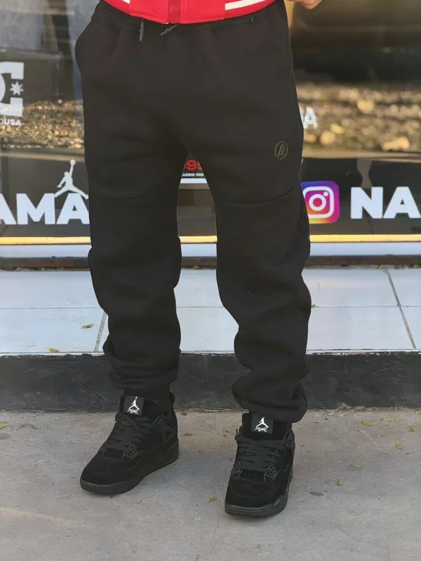 JOGGIN LISO NEGRO CON PUÑO