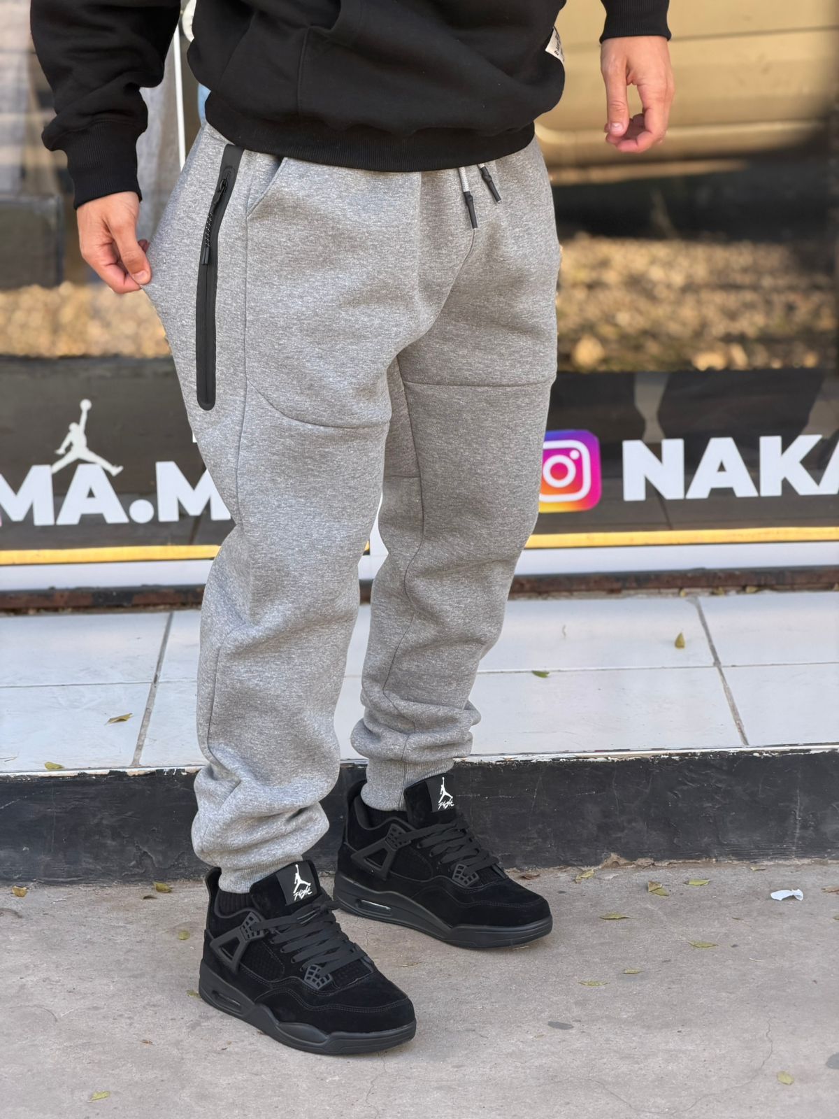 JOGGIN LISO GRIS CON PUÑO