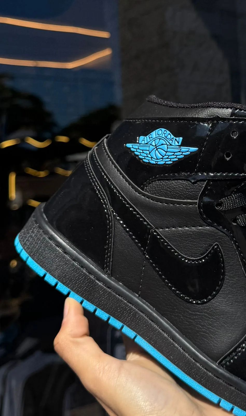 JORDAN 1 BOTITA TOTAL BLACK SUELA CELESTE ACHAROLADA - vista secundaria