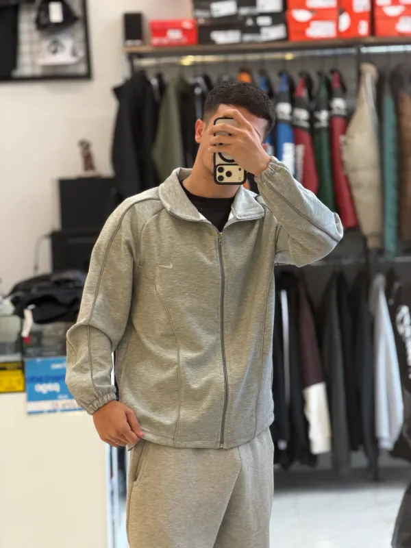 CAMPERA NIKE GRIS C - vista secundaria