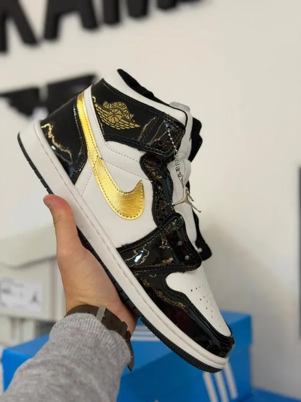 JORDAN 1 BOTITA PIPA DORADA