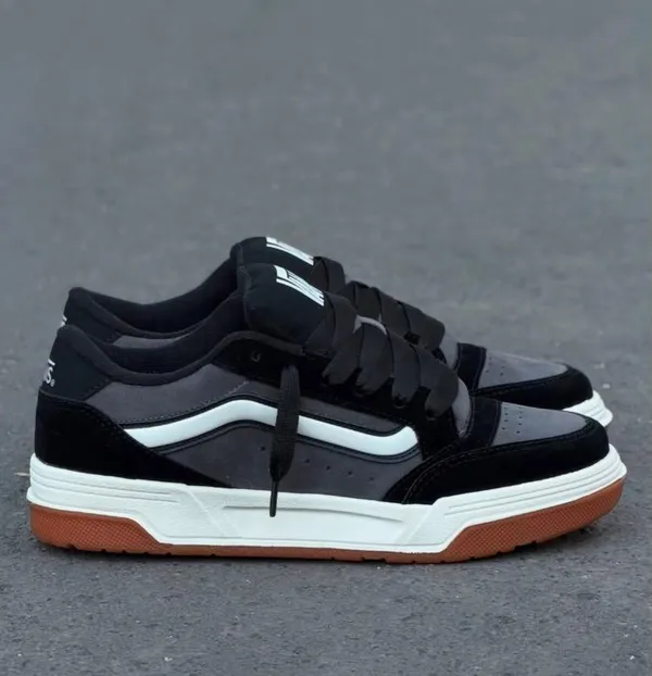 VANS HYLAN NEGRAS CON GRIS