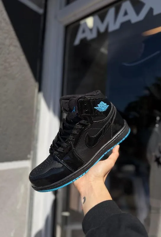 JORDAN 1 BOTITA TOTAL BLACK SUELA CELESTE ACHAROLADA