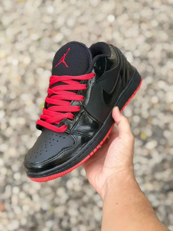 JORDAN CHAROL NEGRAS SUELA ROJA